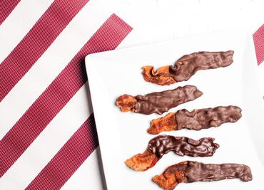 ¿Fan del tocino? festéjalo en su día con chocolate fundido