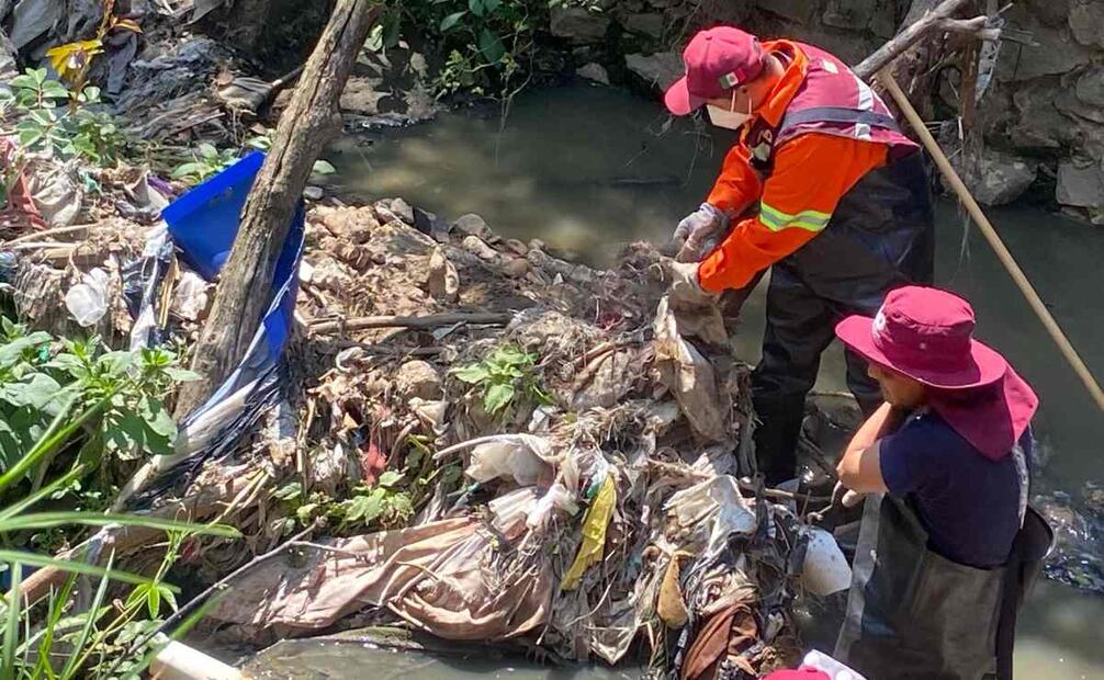 Las acciones incluyen el retiro de toneladas de basura que obstruyen las alcantarillas, entre las que destacan bolsas de plástico, botellas y residuos orgánicos. Foto: Juan Carlos Williams