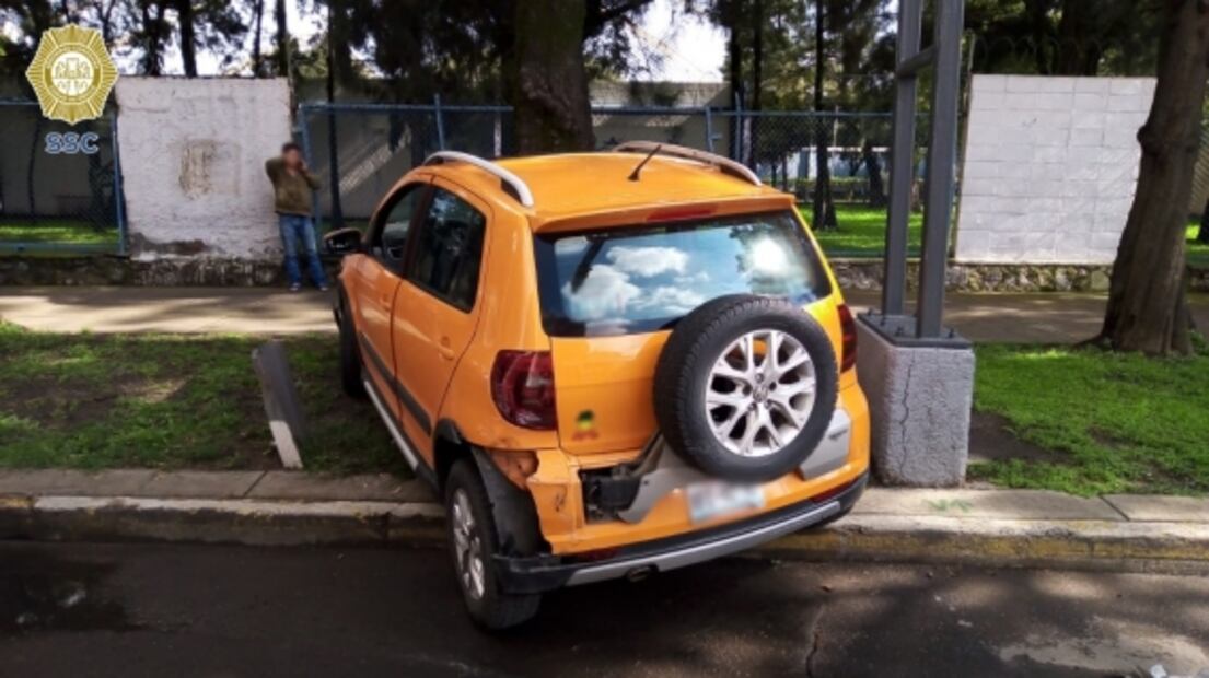 Tráiler choca 5 autos particulares, destroza un taxi y genera riña en Iztacalco
