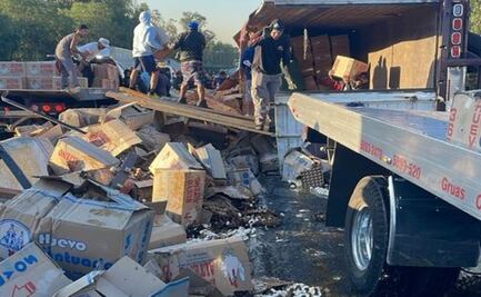 Vuelca tráiler cargado con 17 toneladas de huevo en Tlalnepantla; accidente provoca caos vial con dirección a la CDMX