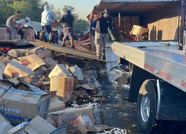 Vuelca tráiler cargado con 17 toneladas de huevo en Tlalnepantla; accidente provoca caos vial con dirección a la CDMX
