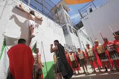 Pagan mandas con cruces de 39 kilos