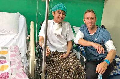 Chris Martin visita a un fan en el hospital