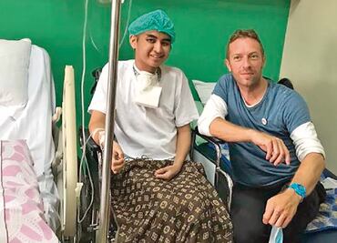 Chris Martin visita a un fan en el hospital