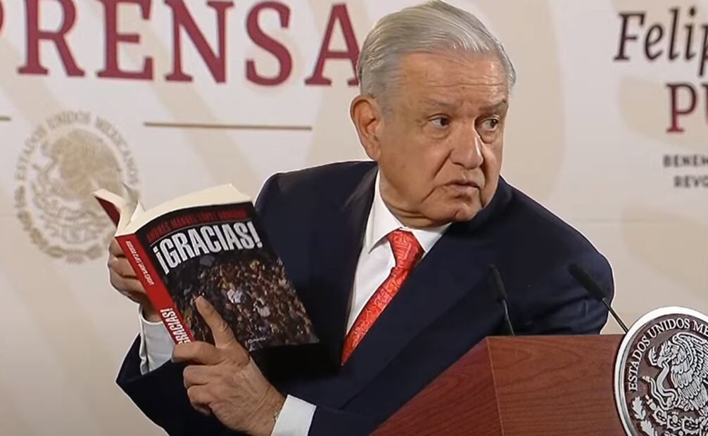 AMLO muestra en su mañanera un ejemplar de su libro "¡Gracias!". Foto: Especial