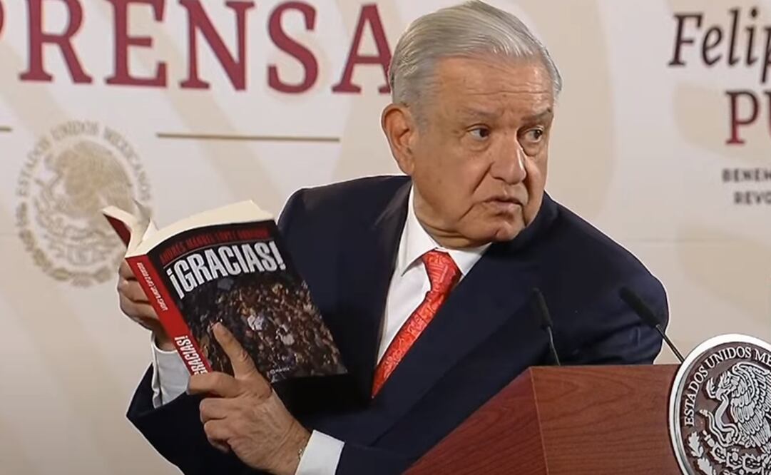AMLO muestra en su mañanera un ejemplar de su libro "¡Gracias!", y se pone a leer la introducción. Foto: Especial