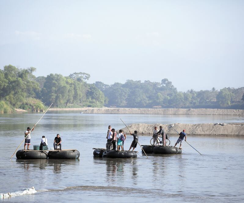 Indocumentados cruzan el río Suchiate, entre México y Guatemala, el pasado 24 de enero. Foto: ANDRES MARTINEZ CASARES. REUTERS