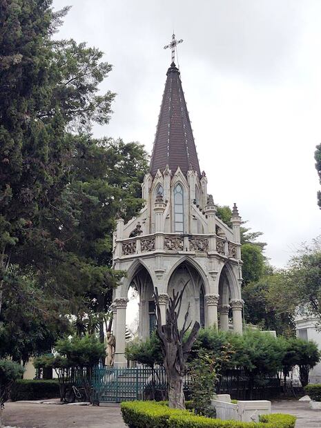 La diversidad cultural de la ciudad de México es uno de los aspectos que se reflejan al interior de un panteón, como ocurre con este mausoleo gótico, que destaca con sus típicos arcos apuntados debajo de los arbotantes. Foto: Alicia Vázquez.