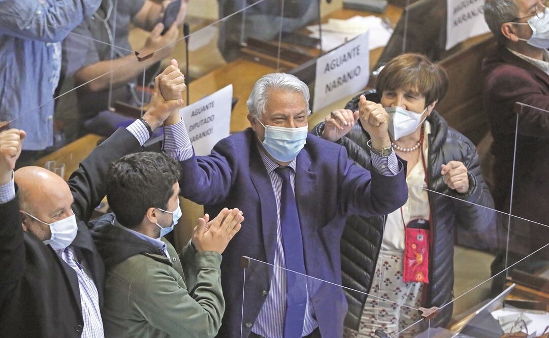 El legislador opositor Jaime Naranjo (centro), del Partido Socialista, tras la sesión especial de juicio político al presidente Sebastián Piñera, en Valparaíso. Foto: EFE