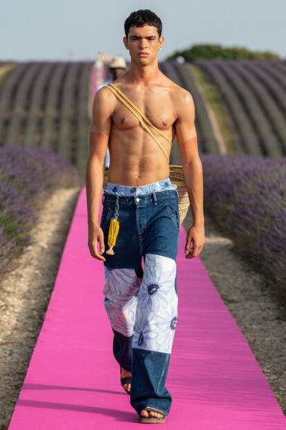 Jacquemus presenta desfile en un extenso campo de lavanda