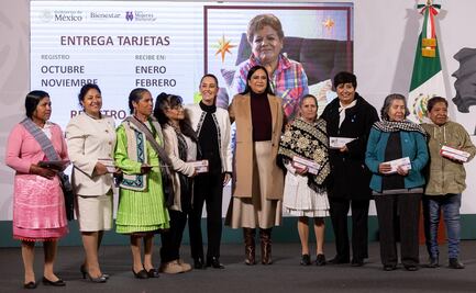 Sheinbaum entrega las primeras tarjetas Pensión Mujeres Bienestar; recibirán 3 mil pesos mensuales