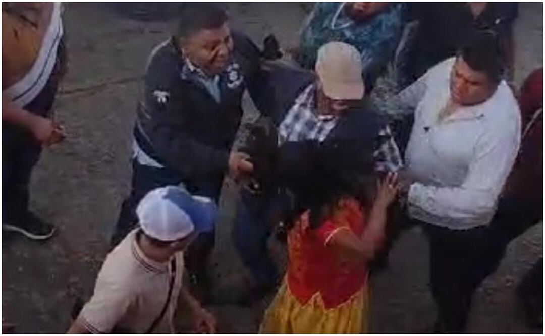 Roberto Pérez Delgado, presidente municipal de San Pedro Ixtlahuaca en Oaxaca asegura que el video se está difundiendo de forma “descontextulizada” y reconoce que “posiblemente mi actuar fue incorrecto" tras golpear a una mujer indígena (19/12/2024). Foto: Especial