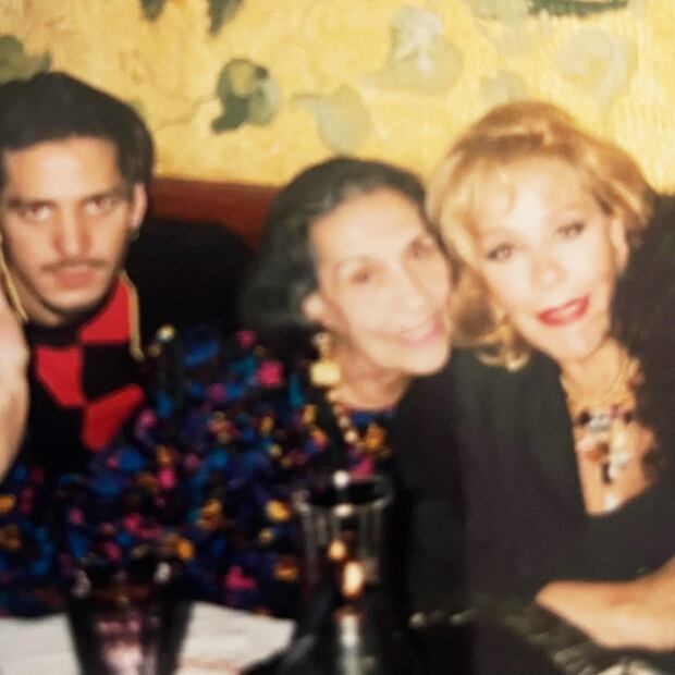 Luis Enrique Guzmán posa con su madre Silvia Pinal y su abuela Merilu Hidalgo.
Foto: Instagram