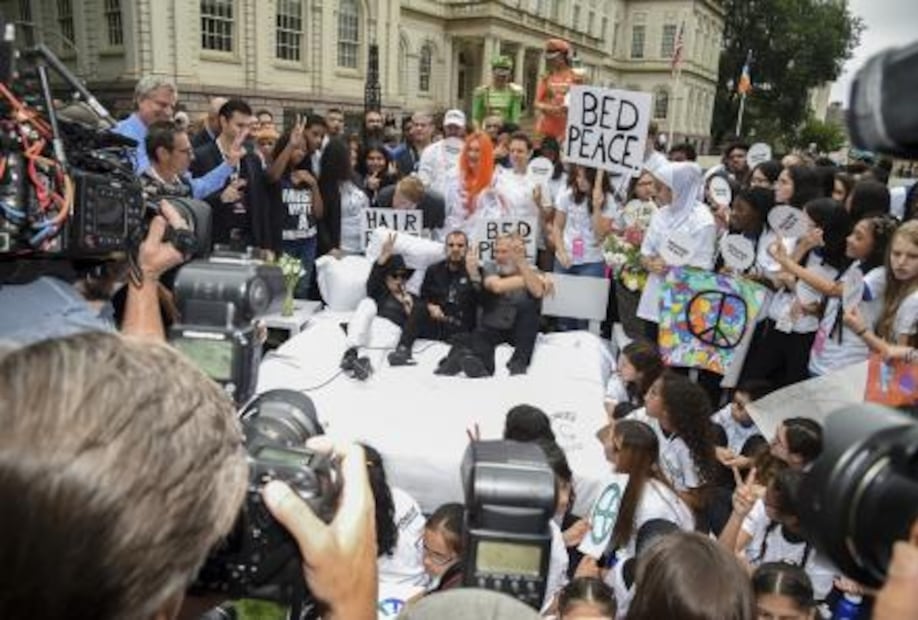 Yoko Ono lleva a su "cama de la paz" a Ringo Starr y Jeff Bridges