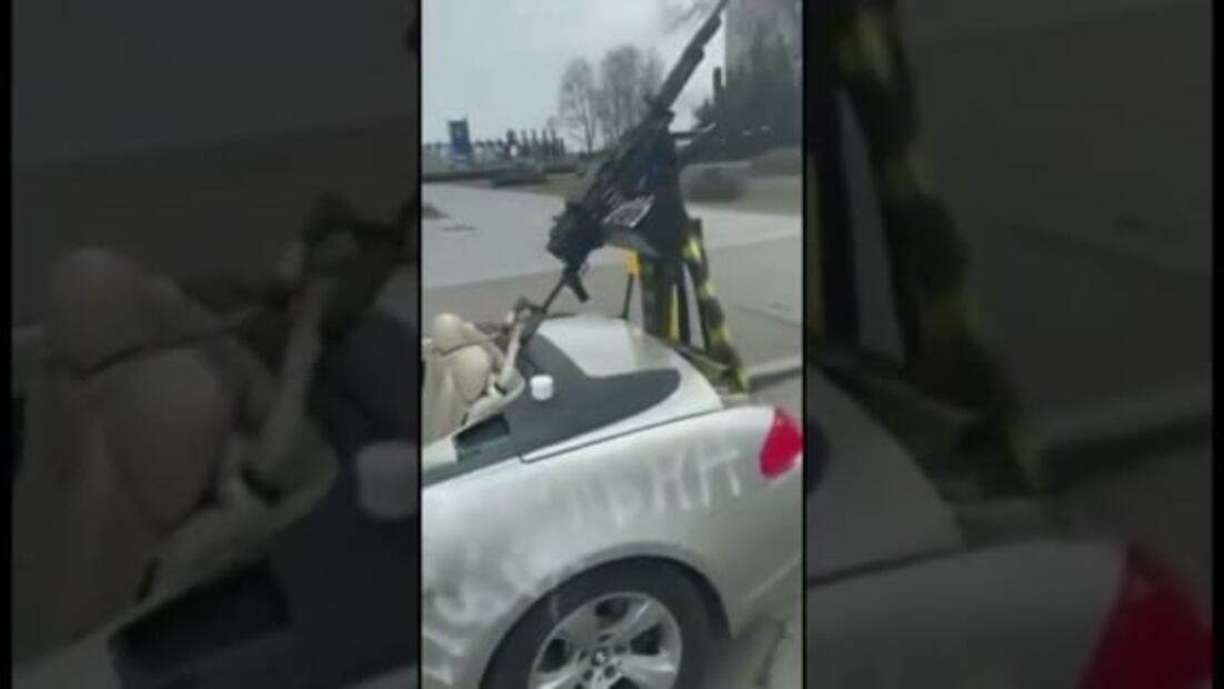 Ciudadanos de Ucrania modifican BMW con metralleta en la cajuela