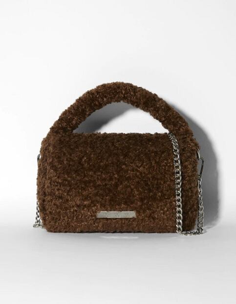Alerta tendencia: El auge de las bolsas en textura de peluche