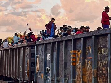Anuncian suspensión de trenes; cientos suben  en Irapuato