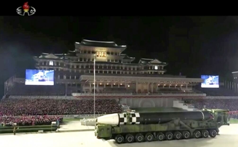 Corea del Norte exhibe un nuevo y mayor misil intercontinental