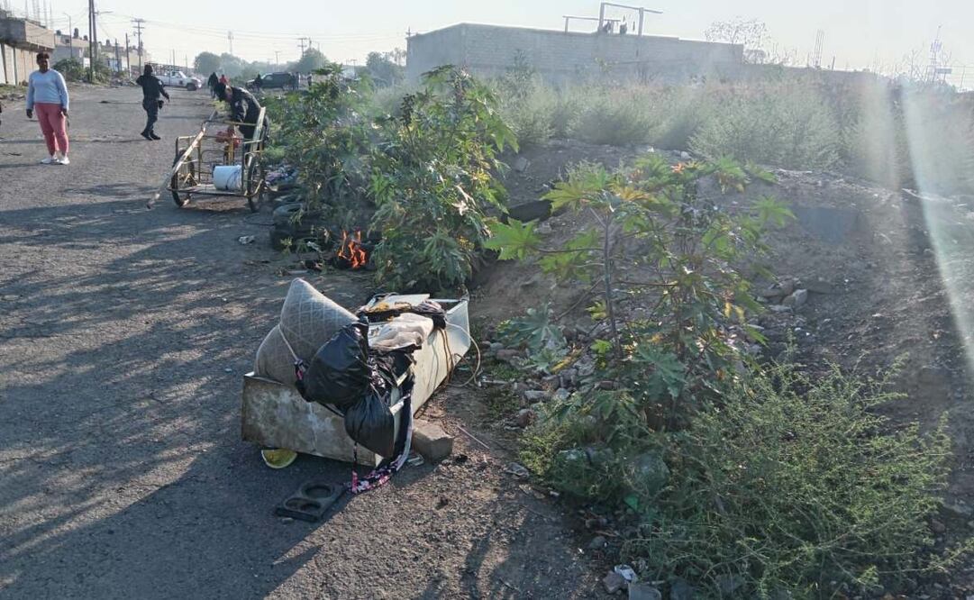 Al lugar arribaron varios elementos de la corporación local, quienes encontraron al sujeto detenido por los vecinos. Foto: Emilio Fernández/ EL UNIVERSAL