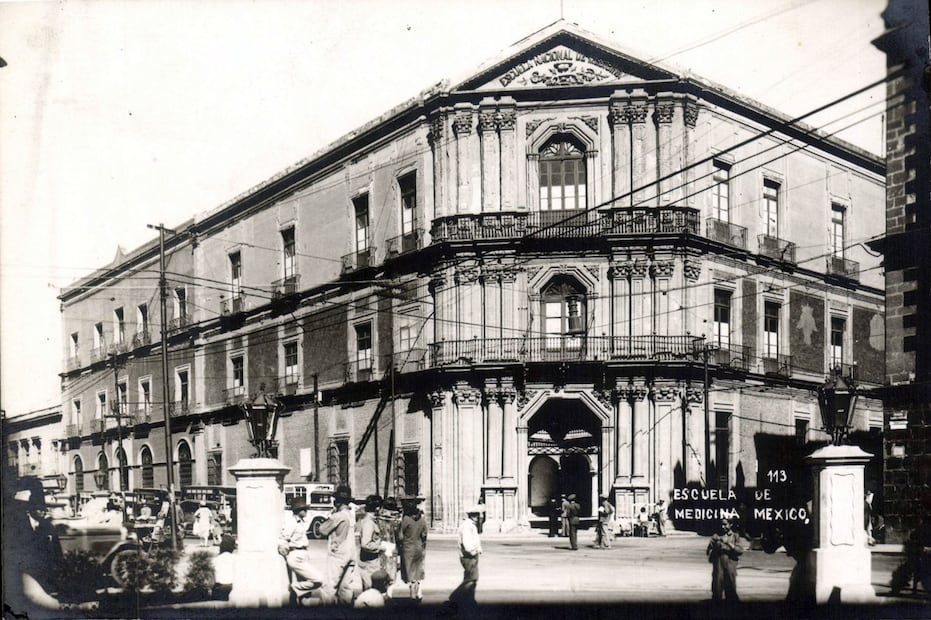 El antiguo Palacio de la Inquisición, en una fotografía de los años treinta. Este histórico inmueble se conserva en la esquina República de Brasil y República de Venezuela, a unos pasos de la plaza de Santo Domingo y ahora alberga al Museo de la Medicina Mexicana. Crédito: Col. Villasana.