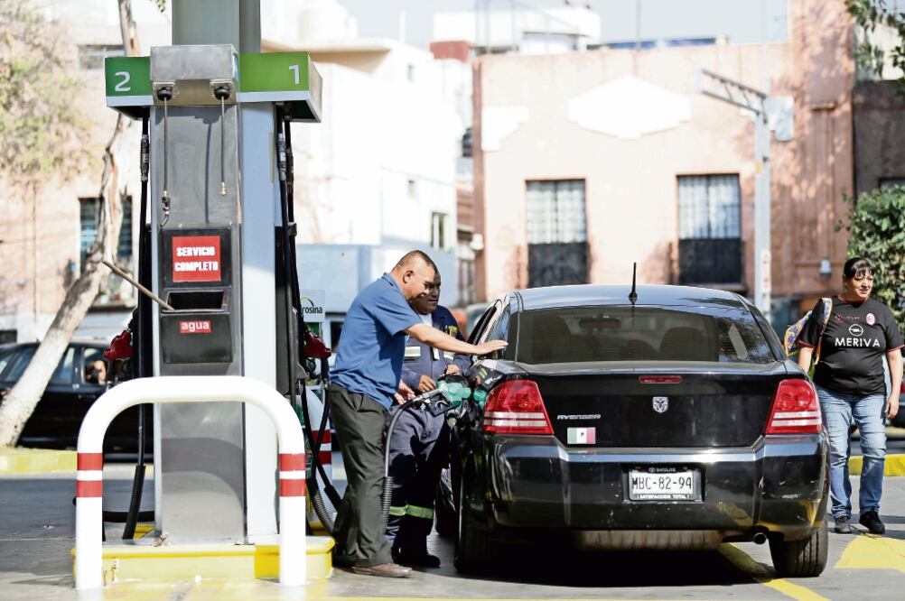 De acuerdo con la Secretaría de Hacienda y Crédito Público, la contención del gasolinazo abarca del 4 al 17 de febrero, de manera que el precio máximo del litro de Magna se mantiene en 15.99 pesos. (ALEJANDRA LEYVA. EL UNIVERSAL)