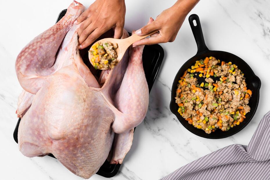 Un pavo con relleno tarda más tiempo en cocinarse. Foto: Freepik