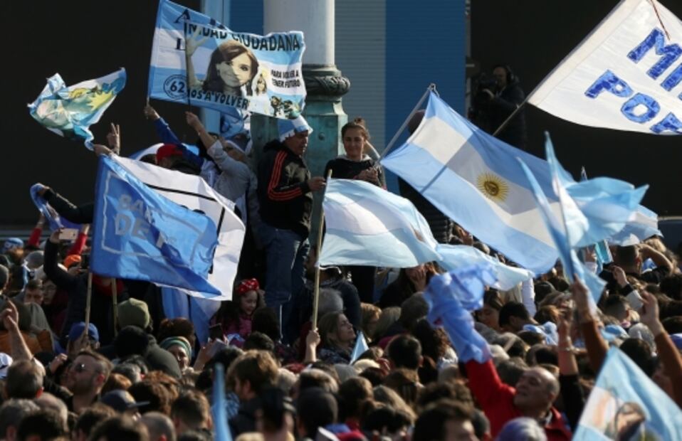 Miles de argentinos marchan en protestas contra ajustes del gobierno