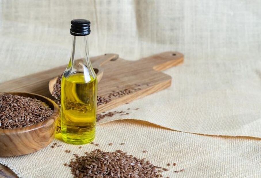 Aceite de lino, el condimento estrella para un corazón saludable. Fuente: Freepik.
