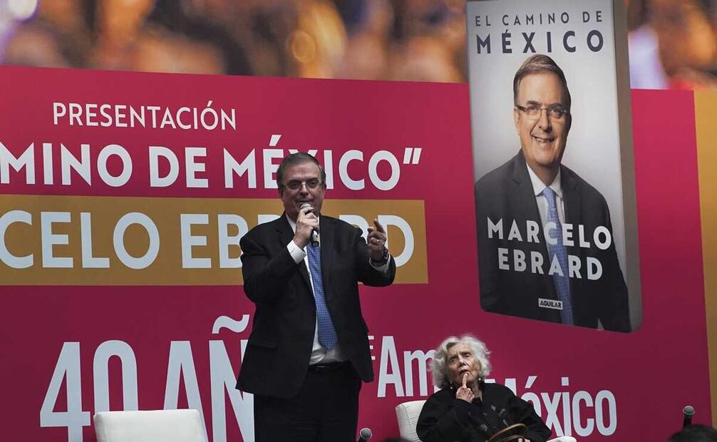 Ebrard estuvo acompañado por su esposa Rosalinda Bueso y la escritora Elena Poniatowska en la presentación de su libro rumbo al 2024.
