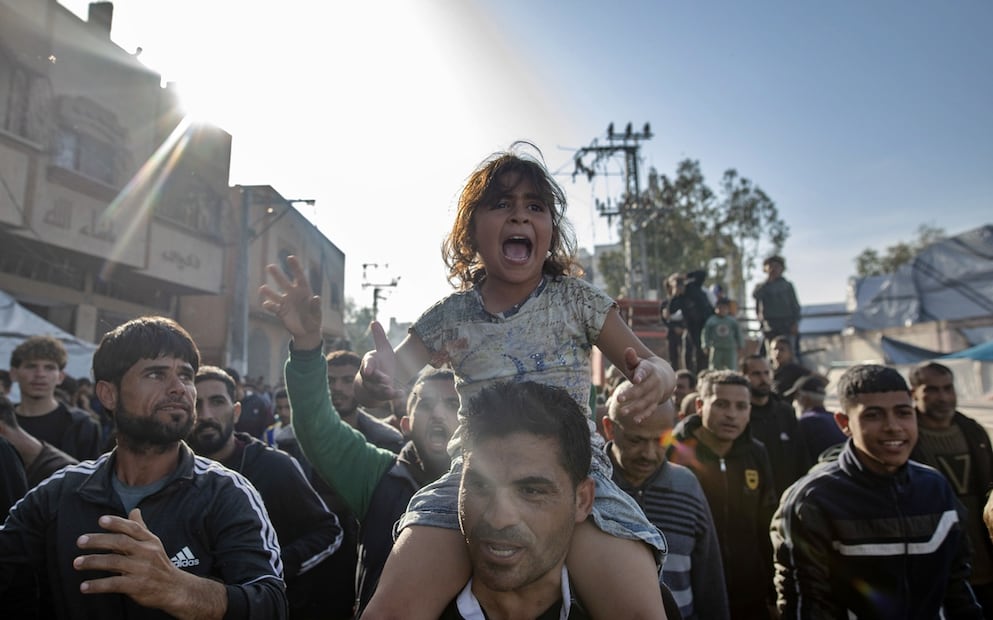 Palestinos corean consignas contra Hamas durante una manifiestación para exigir el fin de la guerra con Israel, en Beit Lahia, al norte de la Franja de Gaza, el 26 de marzo de 2025. Foto: EFE