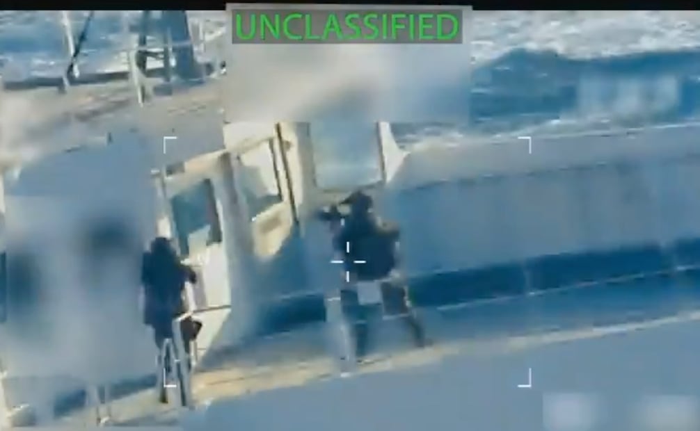 Imagen de video colocado en X por la secretaria de Justicia estadounidense Pam Bondi, censurada en parte por la fuente, que muestra a fuerzas estadounidenses a bordo de un buque que están confiscando frente a las costas de Venezuela el 10 de diciembre del 025. Foto: AP