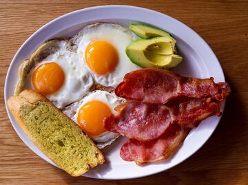 ¿Qué pasa si comes huevo con tocino todos los días?
