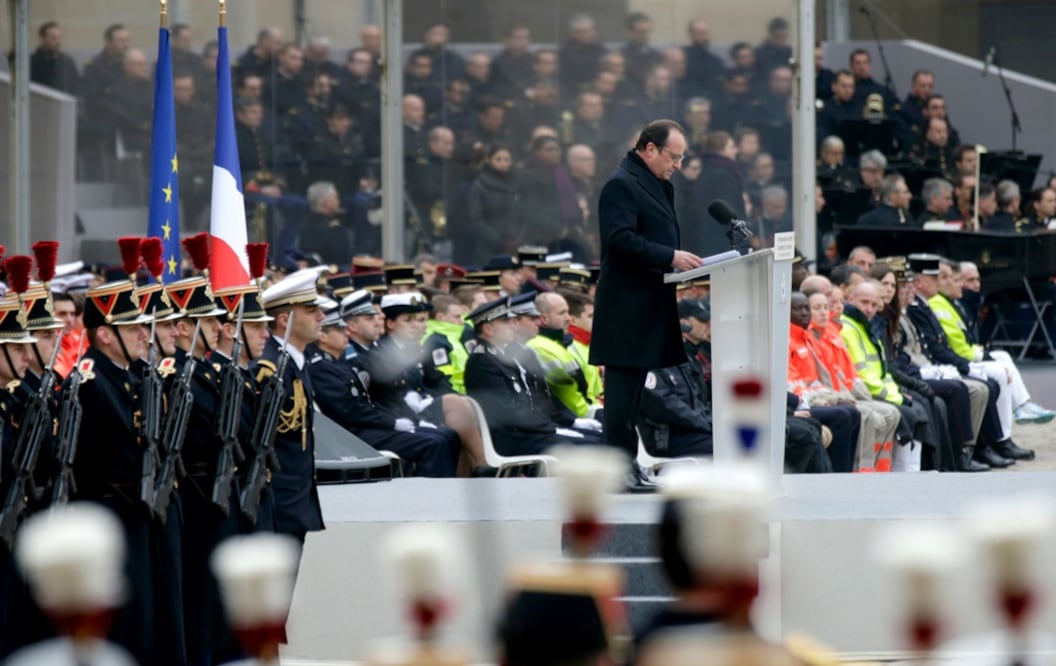 El nombre y la edad de las dos mexicanas fallecidas en los atentados de París de hace dos semanas, fue leído hoy en el homenaje nacional a las víctimas de los ataques, encabezado por el presidente francés Francois Hollande. Foto AP