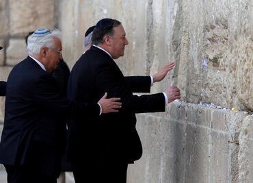 Pompeo rompe tradición y visita Muro de los Lamentos en Jerusalén