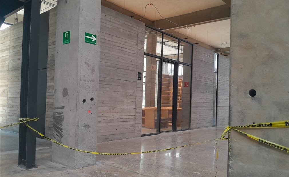 A pesar de que su protocolo de entrega federal ya está consumado, la terraza, galería, videoteca, librería y el centro de documentación; las cafeterías, dulcerías y restaurantes; la escuela de cine y el Centro de Formación y Producción Artística hoy siguen siendo una promesa. Si bien, el lugar contempla un elevador, las cintas amarillas limitan el acceso a la única rampa. Foto: Carlos Mejía/EL UNIVERSAL