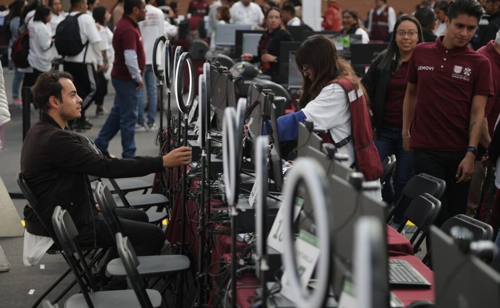Una vez dentro, aquellos que realizan este trámite por primera vez, tendrán que pasar a alguna de las computadoras que habilitó la Agencia Digital de Innovación Pública para hacer el examen general de conocimientos. Foto: Carlos Mejía / EL UNIVERSAL