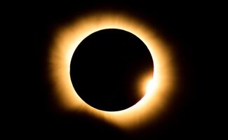 FOTOS: Eclipse solar cautiva a miles de personas en España y otros países; así se vivió el fenómeno natural