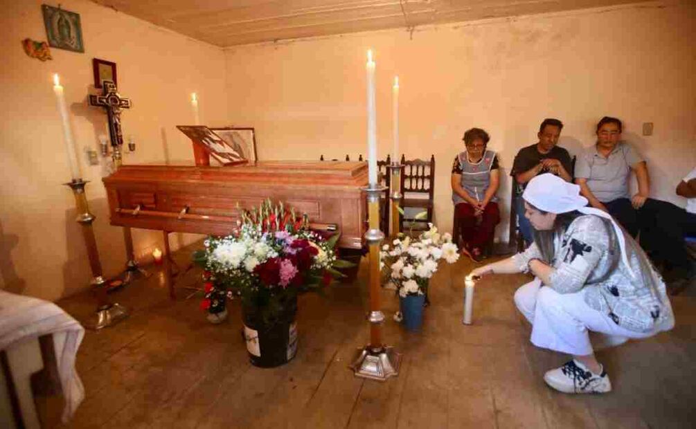 Velorio de Montserrat, quien fue asesinada por su pareja sentimental en la colonia Anáhuac. Sus papás, Rosa Icela Gómez y Armando Juárez, exigen justicia, que su homicida nunca salga de la cárcel. Familiares y amigos de Monse, se dieron cita en la casa de campo que tienen sus abuelos en Hueypoxtla. Foto: Valente Rosas. EL UNIVERSAL
