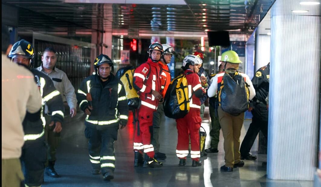 Servicios de emergencia acudieron a la Torre Latinoamericana, en la Ciudad de México, para rescatar a 12 personas que quedaron atrapadas en un elevador, el 30 de mayo de 2025. Foto: Francisco Rodríguez/EL UNIVERSAL