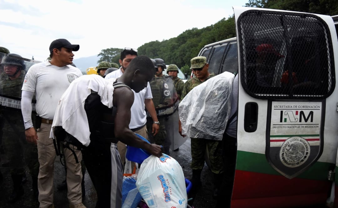 Agents of the National Migration Institute (INM) detain migrants during an operation by the National Guard to halt a caravan of migrants from Africa, the Caribbean and Central America, hours after they embarked toward the United States, in Tuzantan, in Ch
