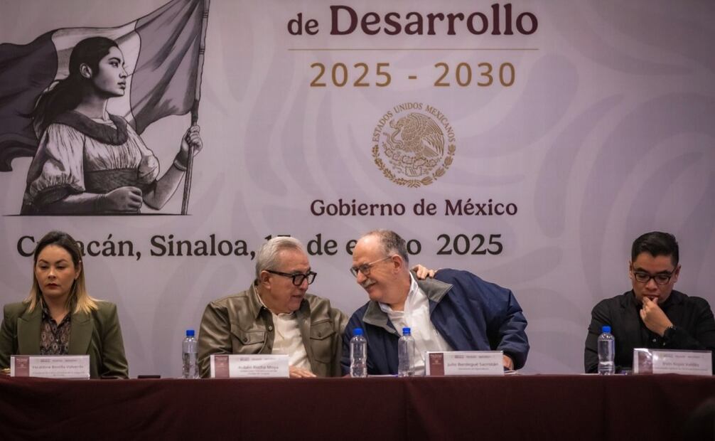 Secretario de Agricultura justo al gobernador de Sinaloa (13/01/2025). Foto: Especial