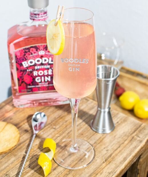 Cocteles con ginebra rosé para celebrar el octubre rosa