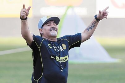 Al estilo Ronaldinho, Maradona exige casa con playa artificial