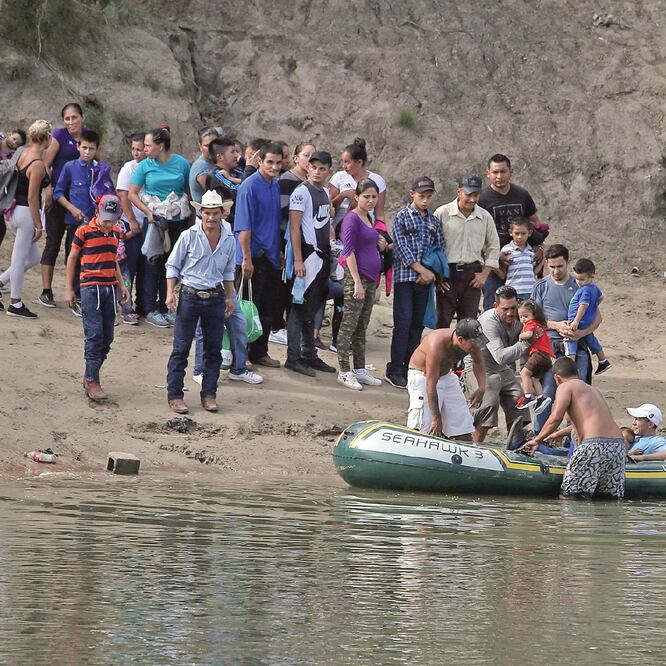 Inmigrantes intentan cruzar a Estados Unidos por el Río Bravo. (ADREES LATIF. REUTERS)