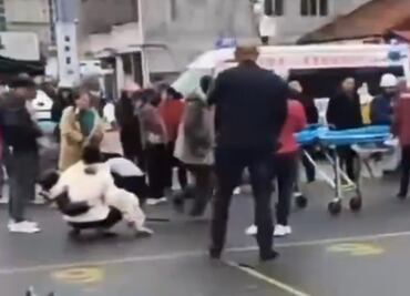 Vehículo atropella a estudiantes y padres frente a escuela primaria en China; aumenta número de ataque contra transeúntes