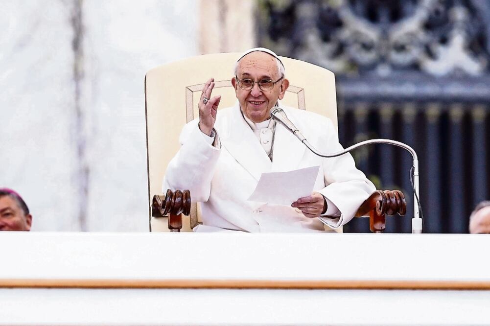 El papa Francisco dijo que los católicos deben apoyar a los migrantes y ponerse en su lugar para entender que sólo buscan un futuro mejor (GIUSEPPE LAMI. EFE)