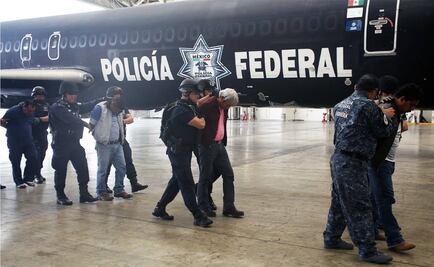 Líderes magisteriales detenidos llegan al DF