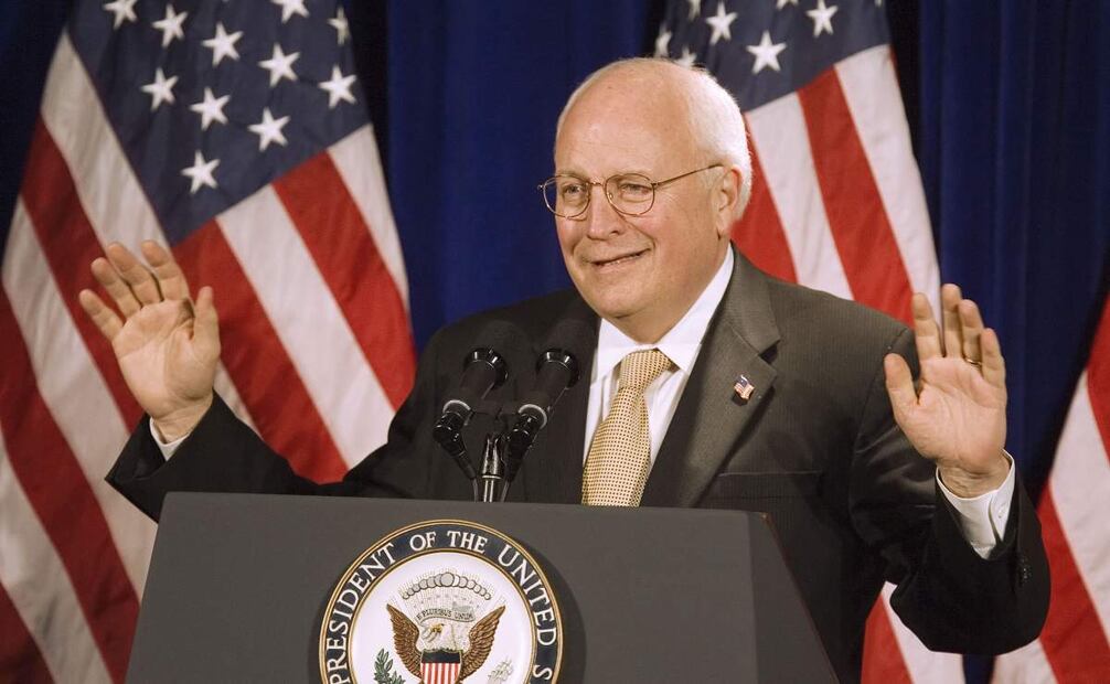 El vicepresidente estadounidense Dick Cheney pronunció la sexta Conferencia Anual en Memoria de Barbara K. Olson sobre Gobierno Limitado y el Espíritu de Libertad ante la Convención Nacional de Abogados de la Federalist Society for Law and Public Policy, el 17 de noviembre de 2006, en el Hotel Renaissance Mayflower de Washington, D.C. El exvicepresidente estadounidense Dick Cheney falleció a los 84 años, según informaron medios estadounidenses el 4 de noviembre de 2025, citando un comunicado de su familia. Foto: AFP