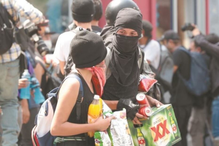 Anarcos toman el Centro; policía no los confronta