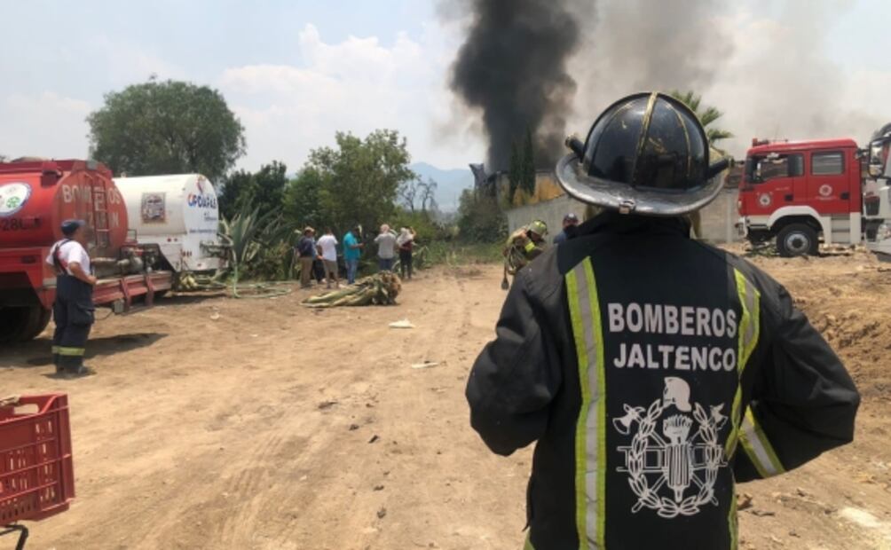 Se incendia fábrica de productos químicos en Coyotepec; seis casas resultaron afectadas